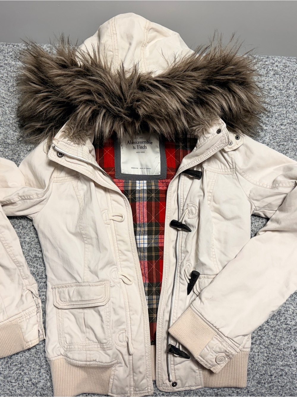 Vintage Y2K Abercrombie & Fitch Women's Cream Faux fur lined jacket